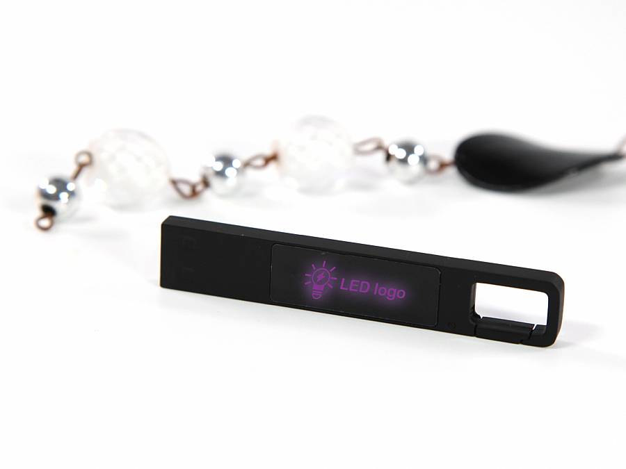 USB-Stick mit schwarzem Gehäuse und LED-Anzeige, ideal für individuelle Logo-Drucke und Werbeaktionen.