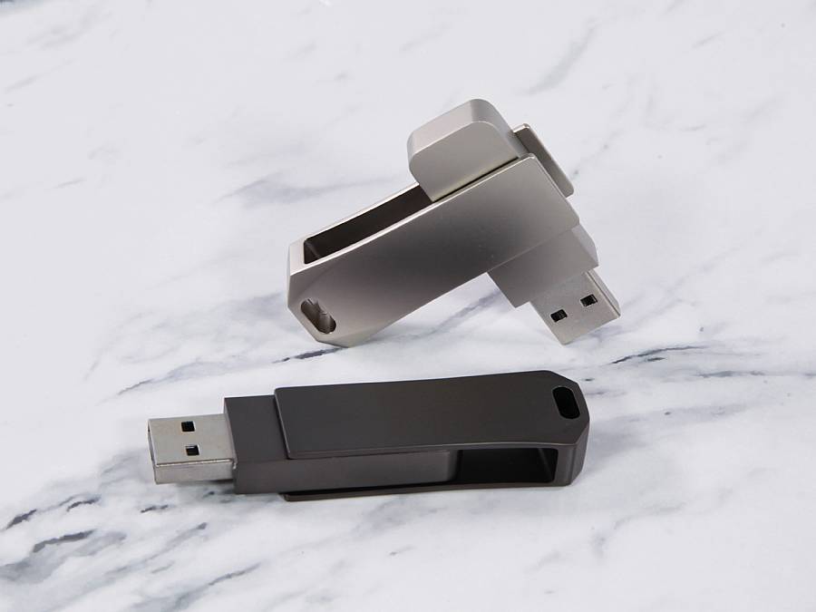 Drehbarer USB-Stick in modernem Design, ideal für individuelle Logo-Präsentationen und als Werbeartikel.