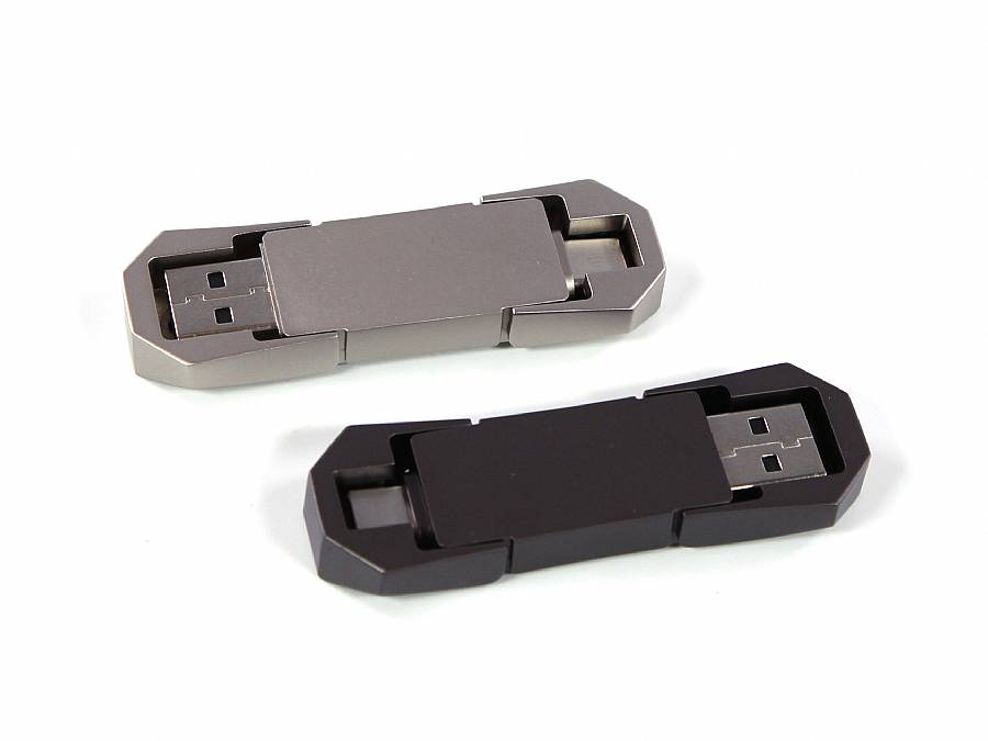 USB-Sticks in modernem Design, verfügbar in Schwarz und Silber, mit Platz für individuelle Logos.