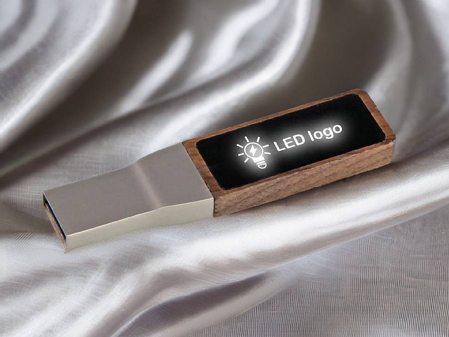 USB-Stick mit edlem Holzdesign und LED-Bereich für individuelles Logo. Ideal für Werbezwecke und persönliche Geschenke.