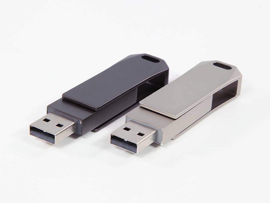 Zwei Metall-USB-Sticks in Schwarz und Silber mit praktischem Klappmechanismus und Platz für individuelle Logos.