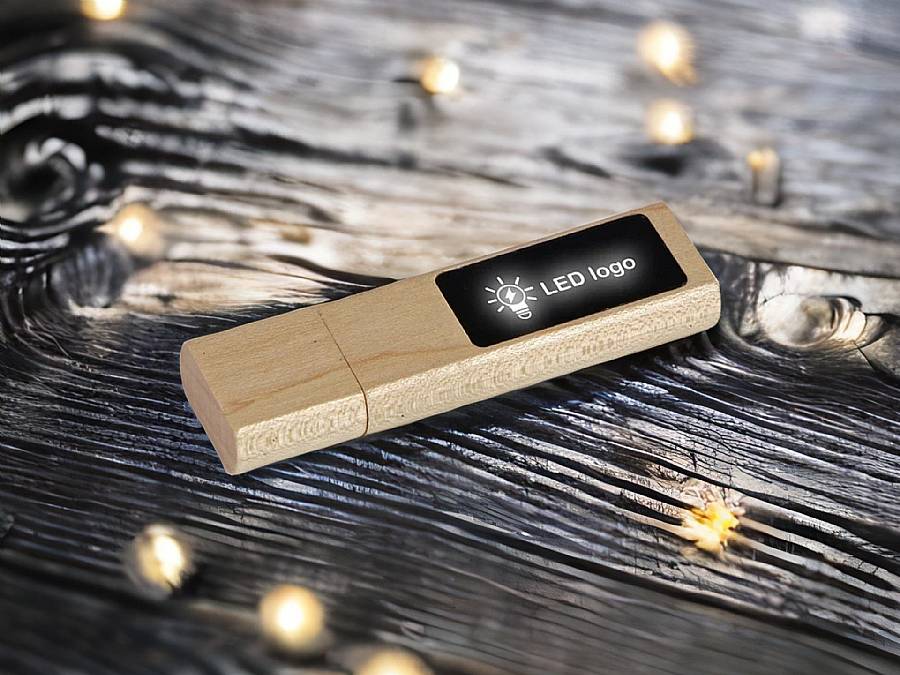 USB-Stick aus Holz mit beleuchtetem Logo-Bereich für individuelle Bedruckung und stilvolle Präsentation.