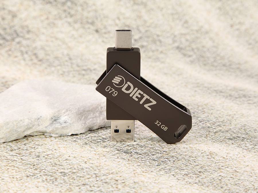 USB-Stick in modernem Design mit 32 GB Speicherplatz und individueller Gravurmöglichkeit für Logos.