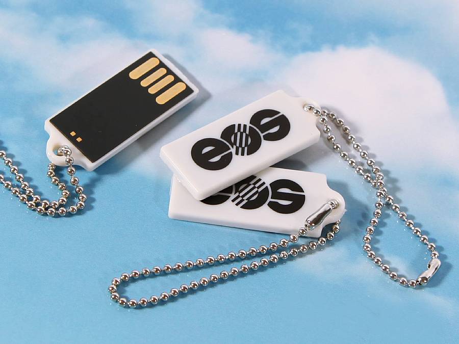 USB-Stick im minimalistischen Design mit Platz für individuelles Logo und praktischem Schlüsselanhänger.