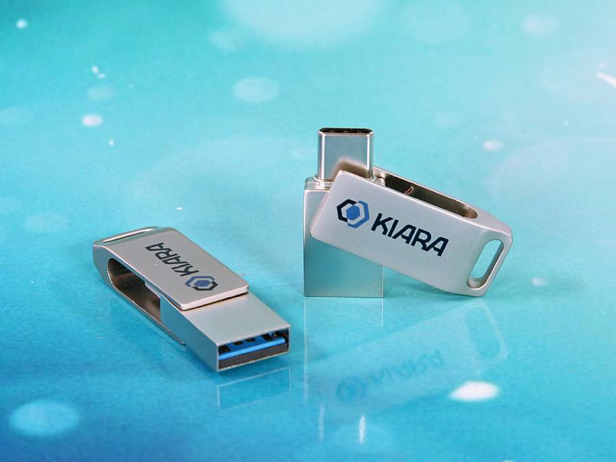 Eleganter USB-Stick in Silber mit praktischem Schlüsselanhänger und Platz für bedruckbares Firmenlogo.