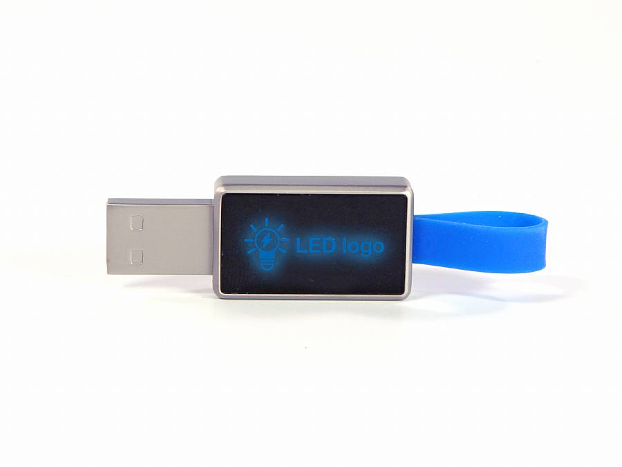 USB-Stick mit leuchtendem Logo-Bereich und blauer Schlaufe für individuelle Gestaltung. Ideal für Werbezwecke.