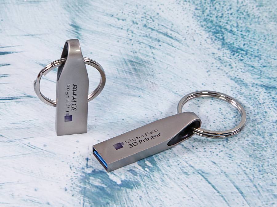USB-Sticks in mattem Metalldesign mit Schlüsselringschlaufe und individuell bedruckbarem Logo-Bereich.