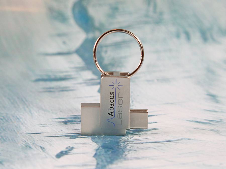 USB-Stick mit drehbarem Metallgehäuse und individuellem Logo-Bereich für personalisierte Werbung.