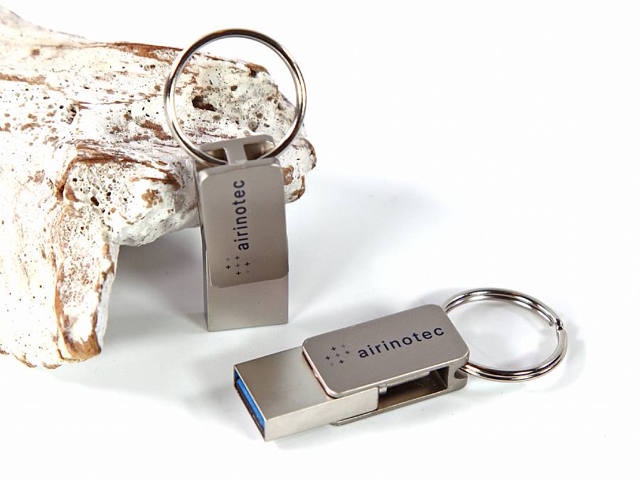 USB-Stick aus Metall mit drehbarem Design und Platz für individuelles Branding oder Logo. Ideal für Werbezwecke.