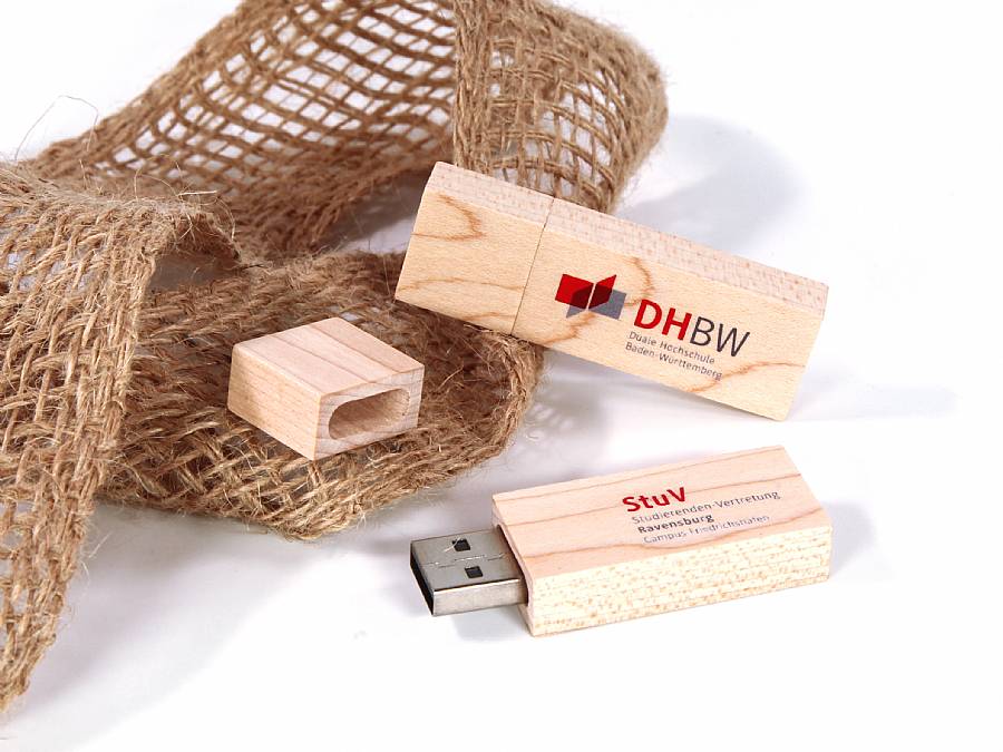 USB-Stick aus hellem Holz mit Platz für individuelles Branding und einem melierten Gehäuse. Ideales Werbeartikel.