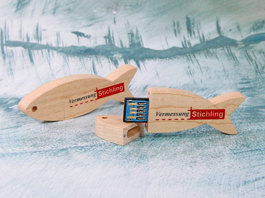 USB-Stick in Fischform aus hellem Holz mit individuellem Druckfeld für Logos und Branding. Ideal für kreative Werbung.