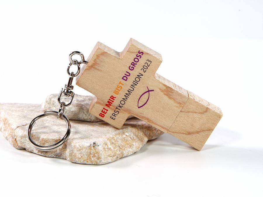 USB-Stick in Form eines Kreuzes aus Holz, personalisierbar für Erstkommunion oder Konfirmation, mit Schlüsselanhänger.
