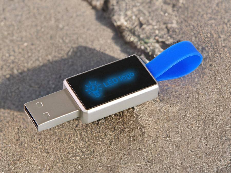 USB-Stick mit blauem Silikon-Anhänger und beleuchtetem Logo-Bereich für individuelle Gestaltung.