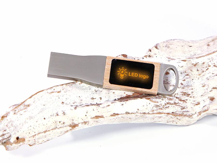 USB-Stick mit elegantem Metallgehäuse und beleuchtetem Bereich für individuelle Logo-Gestaltung.