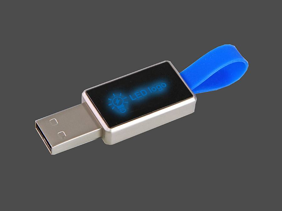 USB-Stick mit modernem Design, blauer Schlaufe und individuell bedruckbarem Logo-Bereich für effiziente Werbeaktionen.