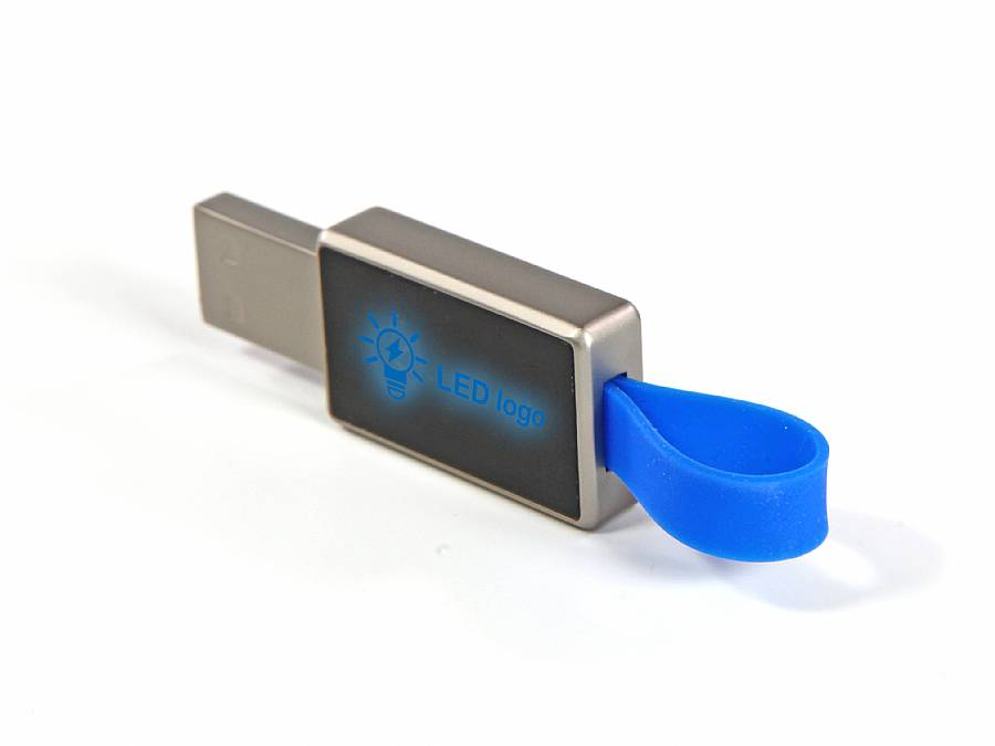 USB-Stick mit silbernem Gehäuse und blauer Schlaufe, individuell bedruckbar für Logos oder Werbematerialien.