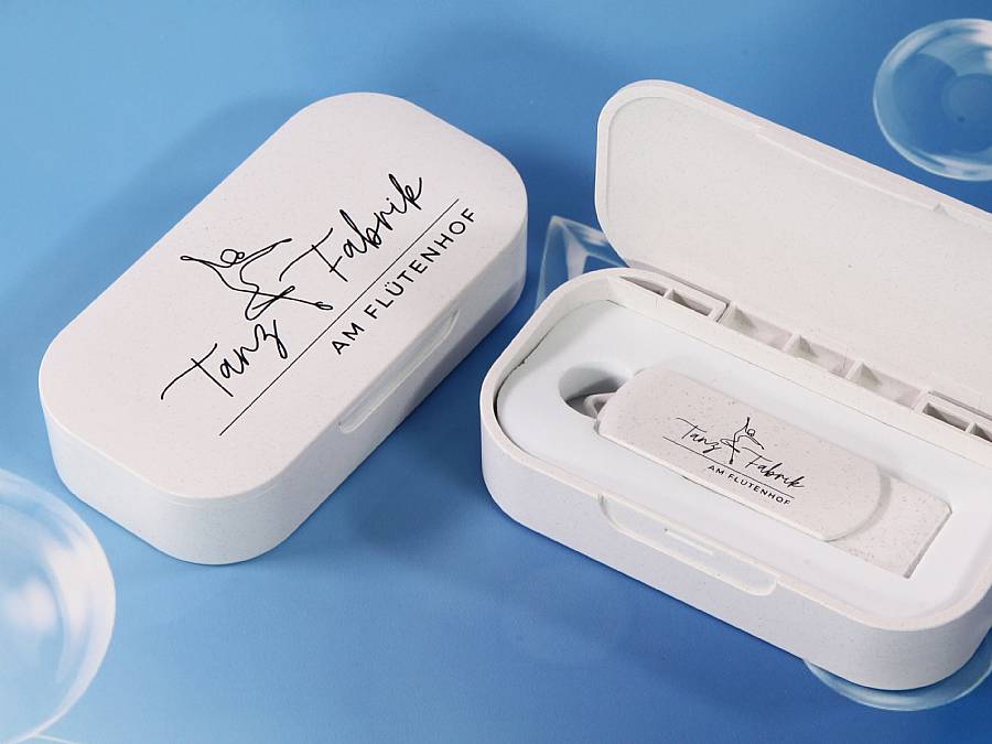 USB-Stick in eleganter Natur-Box mit individuellem Logo-Design für kreative Werbezwecke.