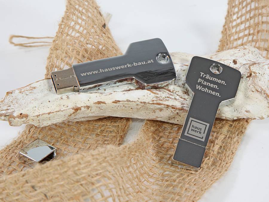 USB-Stick in Form eines Schlüssels, individuell bedruckbar, mit Logo und inspirierenden Slogans für die Bau-Branche.