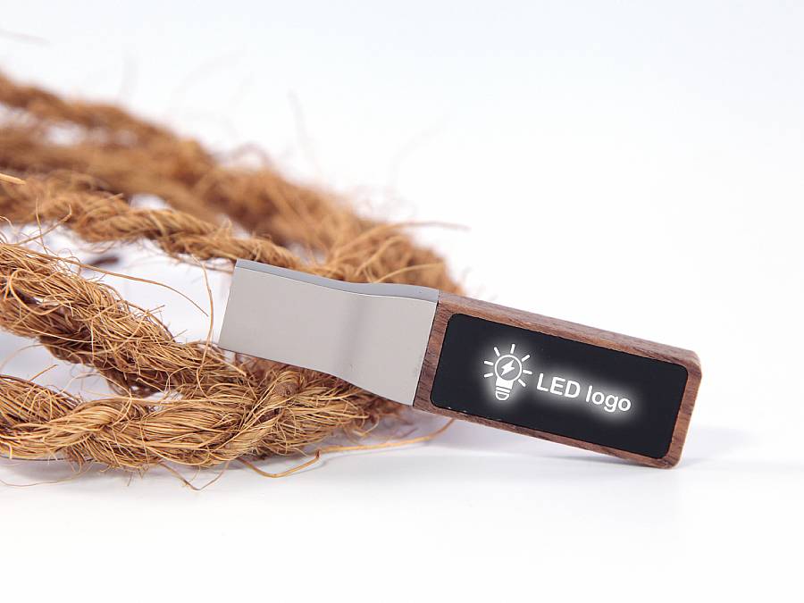 USB-Stick mit edlem Holz-Design, integriertem LED-Bereich für individuelles Logo und einzigartiger Präsentation.