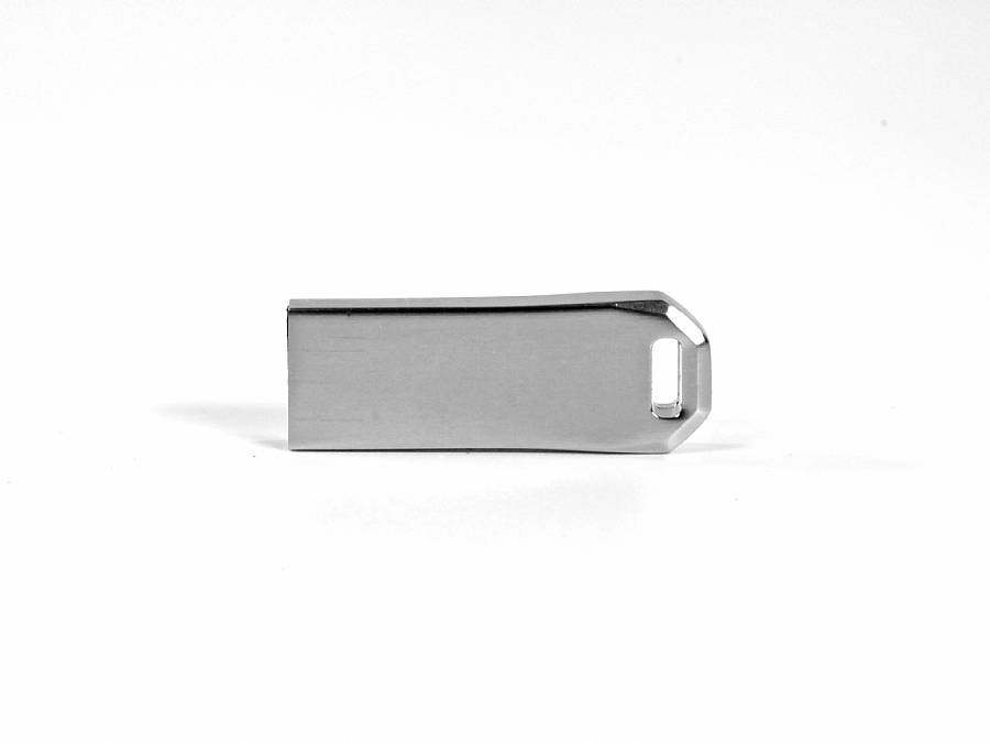 USB-Stick aus mattiertem Metall im minimalistischen Design, ideal zum Bedrucken mit individuellem Logo.