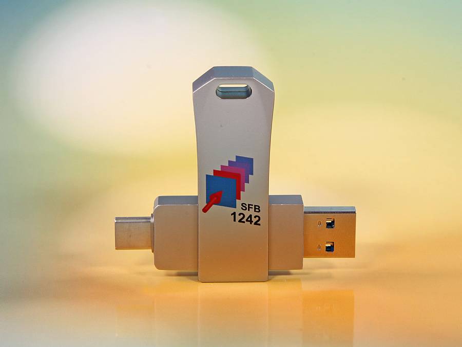 USB-Stick mit modernem Metallgehäuse und mehrfarbigem Druck, ideal für individuelle Markenpräsentationen.