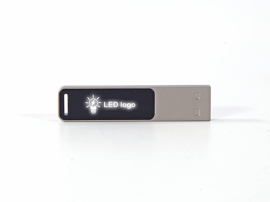 USB-Stick in schlankem Design mit LED-Logo-Bereich für individuelle Beschriftungen und edlem Metallgehäuse.