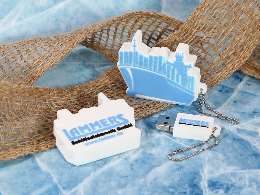 USB-Sticks in Schiff-Design mit individuellem Logo-Bereich für Werbezwecke in maritimem Ambiente.
