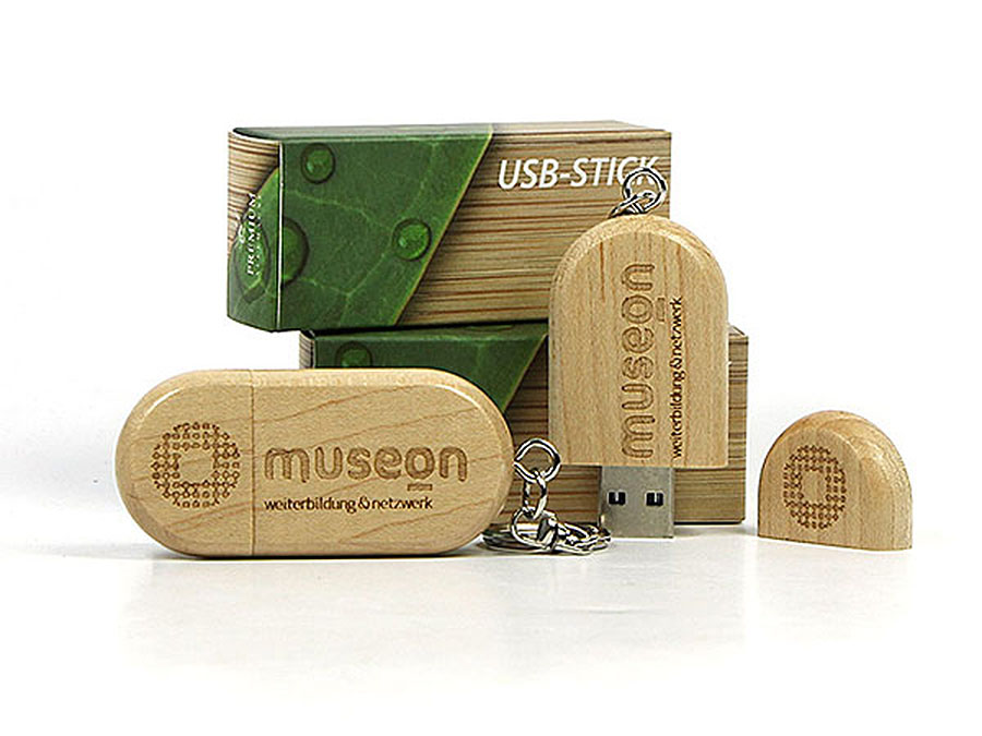 USB-Sticks aus Holz mit Gravur und Faltschachtel Geschenkverpackung