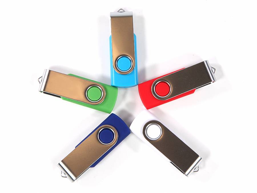 USB-Stick in fünf Farben mit drehbarem Metallverschluss, ideal für individuelles Branding und kreative Werbeaktionen.