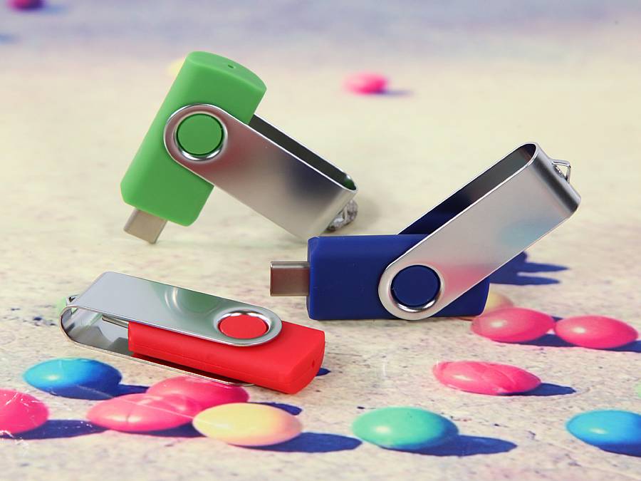 Bunte USB-Sticks mit drehbarem Metallgehäuse in Grün, Blau und Rot, ideal für individuelle Logo-Drucke.
