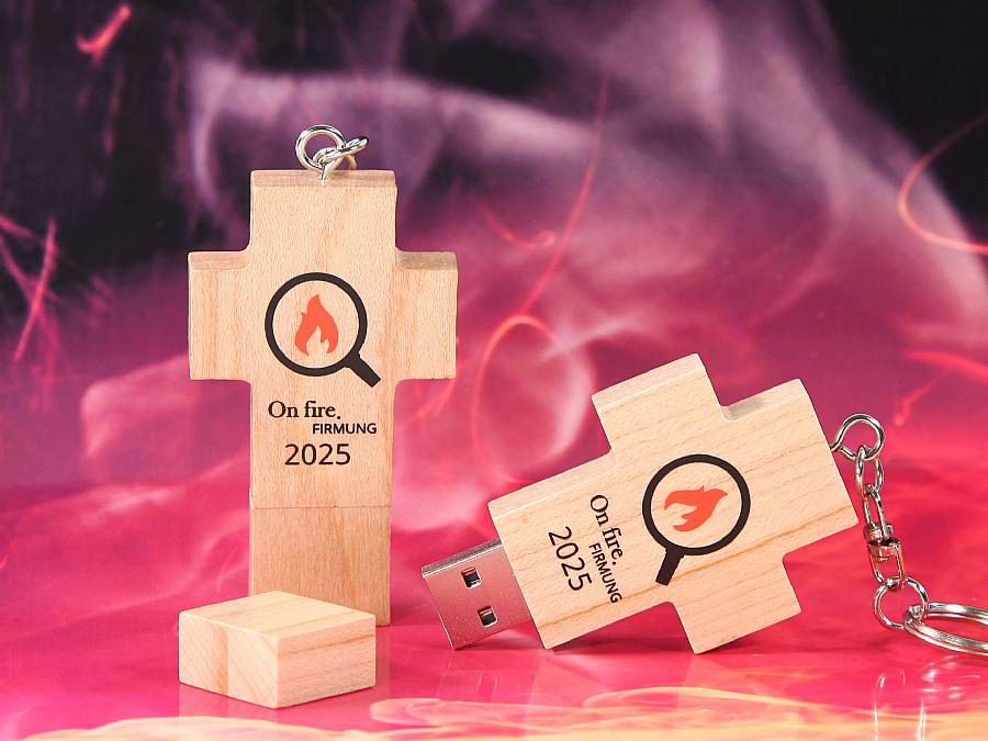 USB-Stick in Kreuzform aus Holz mit individuellem Druck für die Firmung, inklusive Keyring für transportable Nutzung.