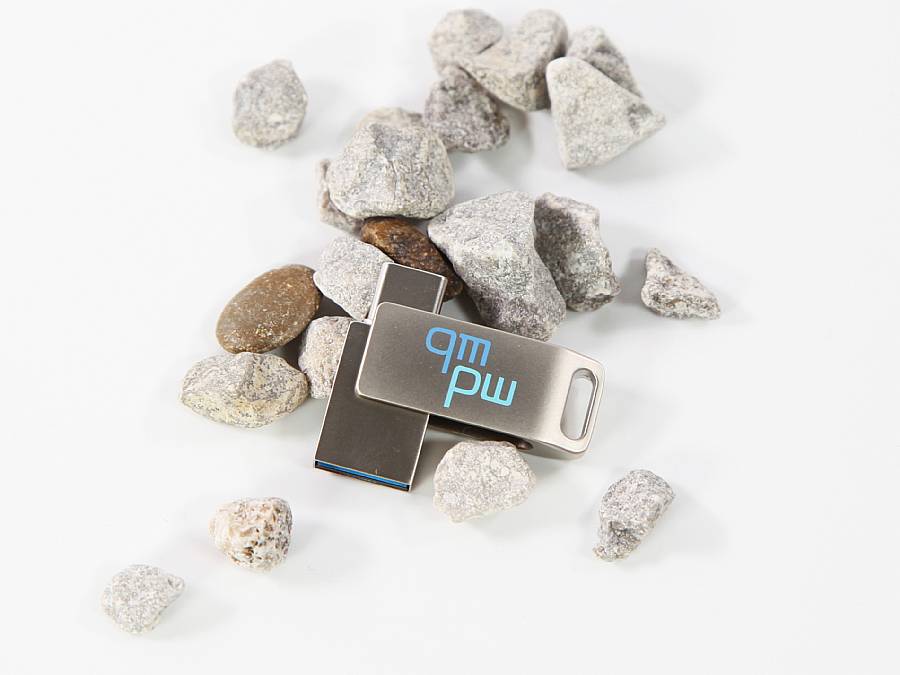 USB-Stick in silbernem Metalldesign mit Platz für individuelle Logo-Gestaltung, um Werbebotschaften stilvoll zu präsentieren.