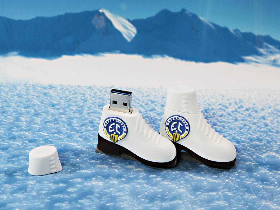 USB-Stick in Form von Schlittschuhen mit Logo-Druckbereich für individuelle Werbemöglichkeiten.
