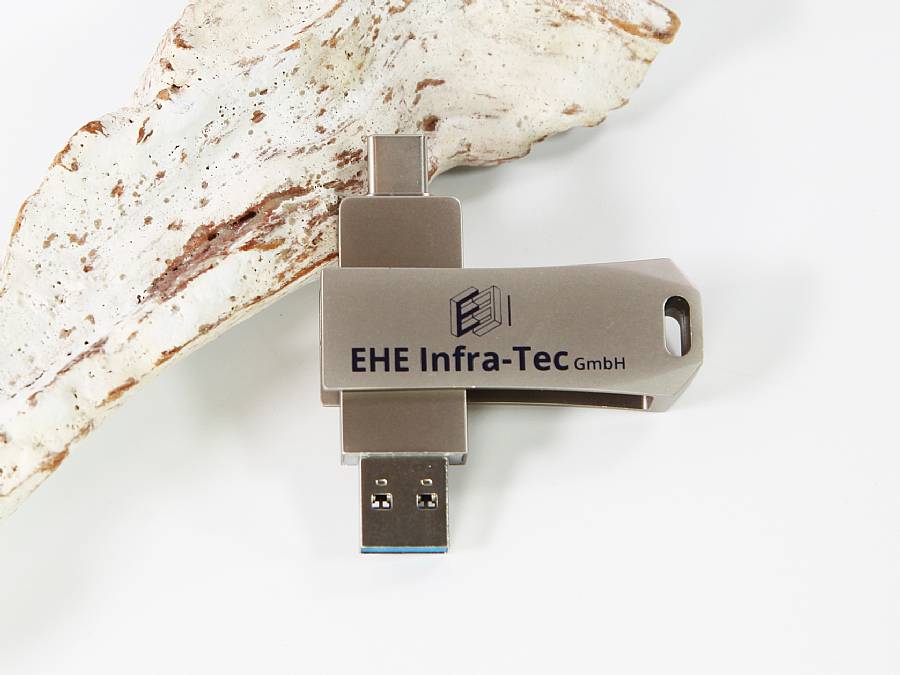 USB-Stick aus Vollmetall mit hochwertigem Logo-Druck, ideal für kundenorientierte Werbeaktionen.