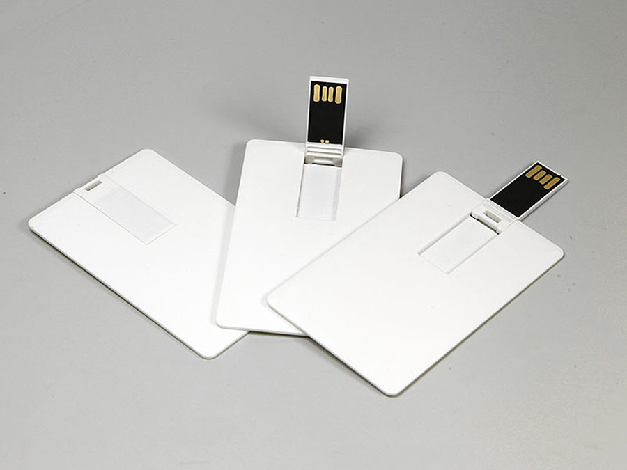 Visitenkarte mit USB-Stick in eingeklapppt aufgestellt und ausgeklappt