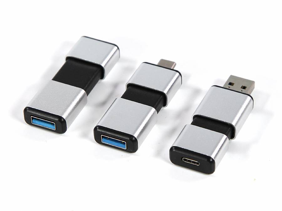 Drei elegante USB-Sticks mit dualen Anschlussmöglichkeiten und Platz für individuelles Branding.