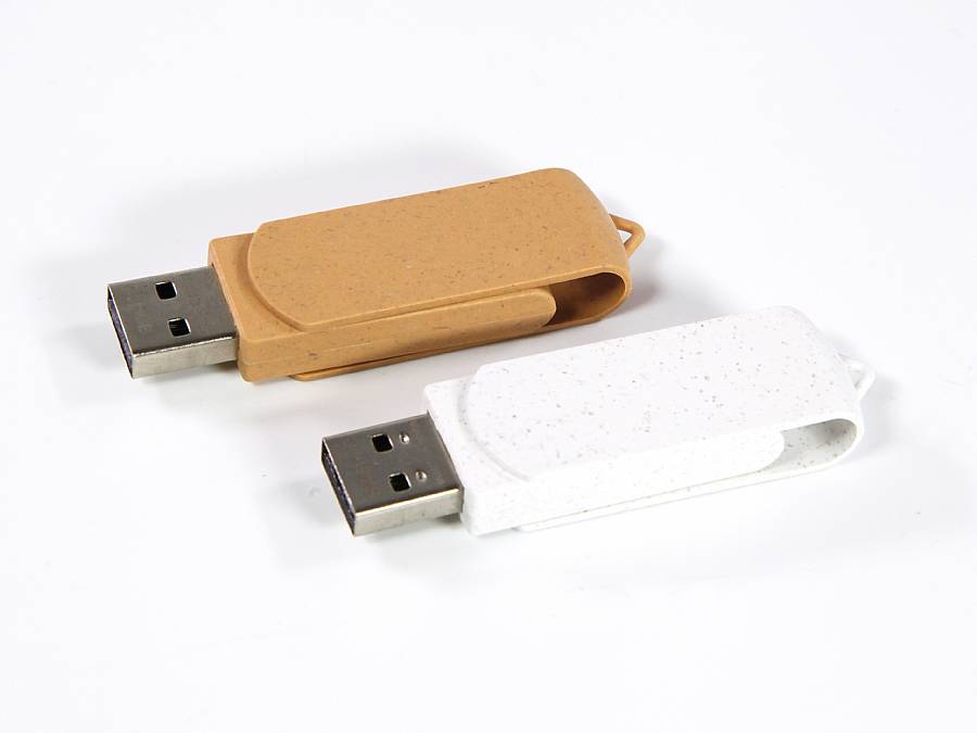 Zwei nachhaltige USB-Sticks in Braun und Weiß mit schlankem Design und Platz für individuelle Logo-Gestaltung.