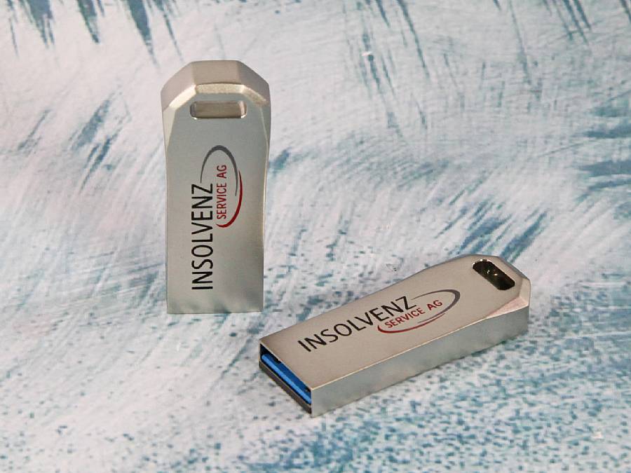 USB-Stick in metallischem Design mit Platz für individuelle Bedruckung und dem Aufdruck „INSOLVENZ SERVICE AG“.