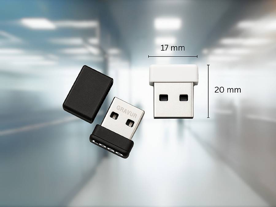 USB-Stick in Schwarz und Weiß mit kompakten Maßen für individuellen Druck und Brandingmöglichkeiten. Ideal für Werbezwecke.