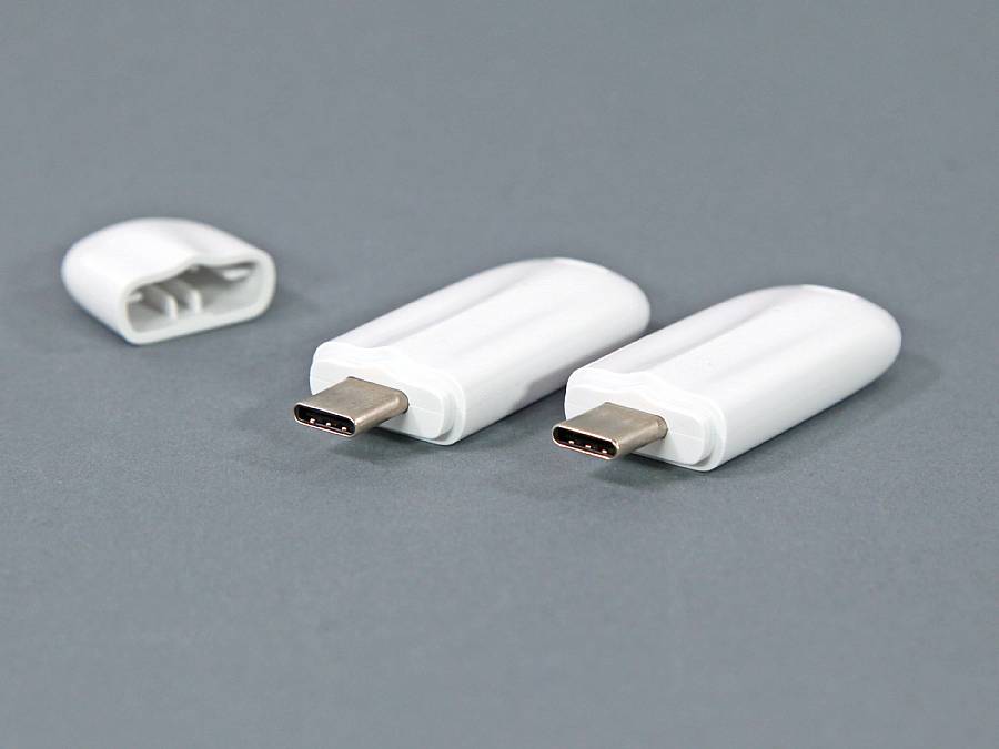 USB-C-Stick in weißer Farbe mit abnehmbarem Deckel und leichtem, modernen Design. Ideal für individuelle Branding-Möglichkeiten.
