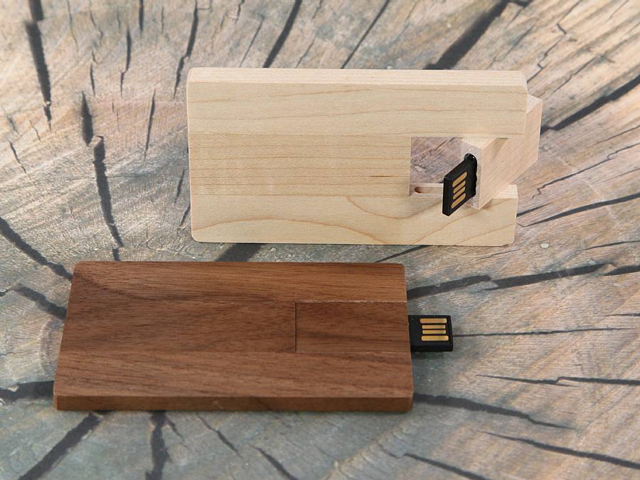 USB-Stick im Holzdesign, in hellbraun und dunkelbraun, mit Platz für individuelle Branding-Optionen.