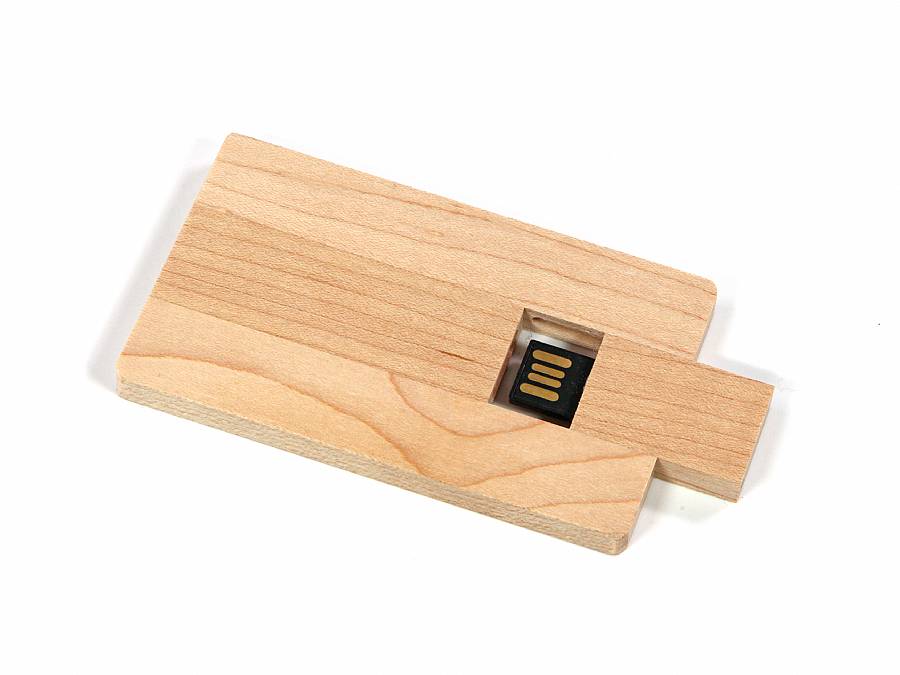 USB-Stick in Holzoptik mit individuellem Platz für Logo, ideal für umweltbewusste Werbeträger.