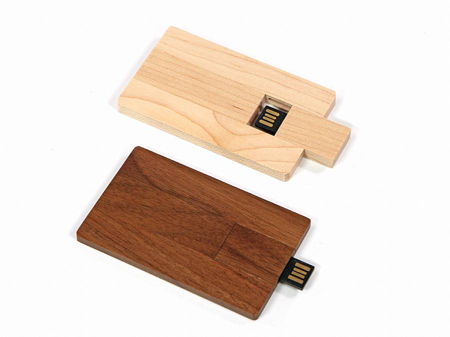 USB-Sticks aus hellem und dunklem Holz, ideal für individuelles Branding mit einem Logo oder persönlichem Design.