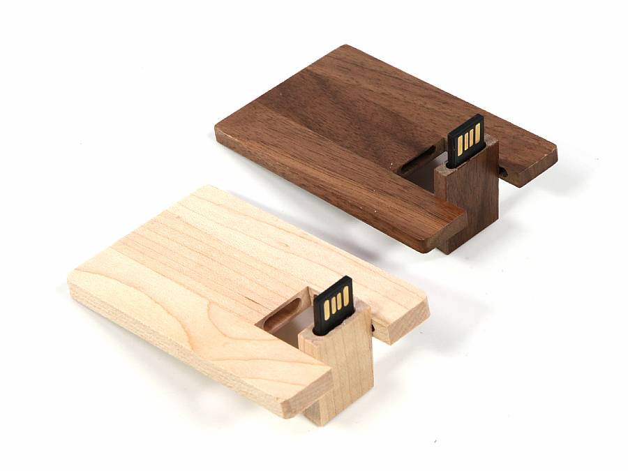 USB-Sticks aus Holz in hellbraun und dunkelbraun, ideal für individuelle Logos und umweltfreundliche Werbung.