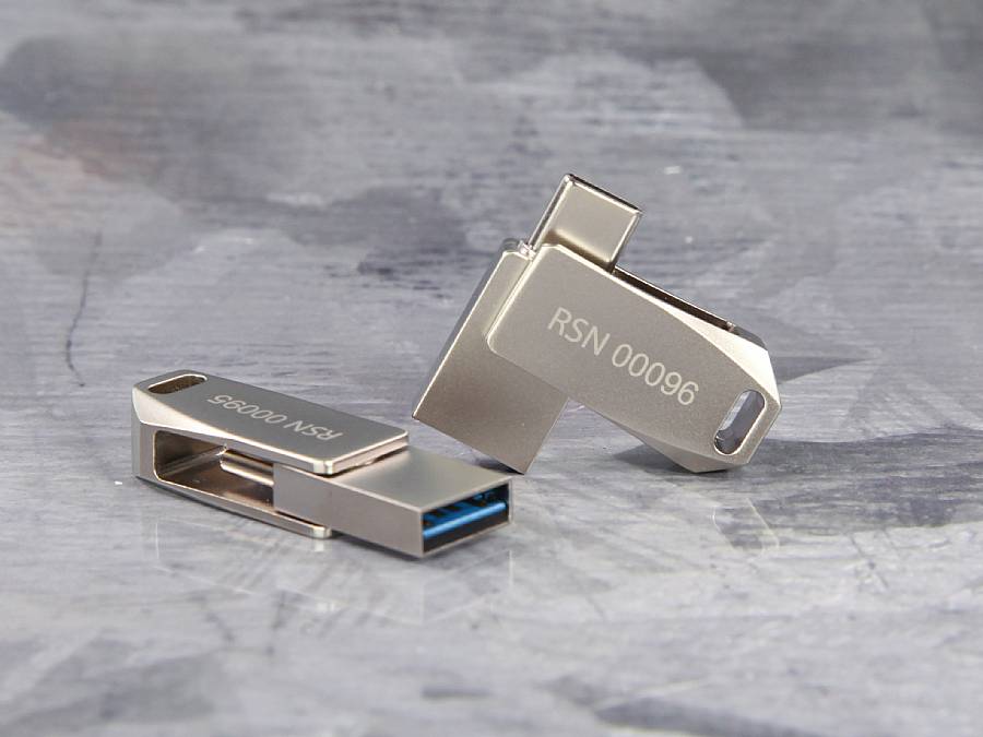 USB-Stick im eleganten Design mit silbernem Gehäuse und Platz für individuelle Beschriftungen oder Logos.