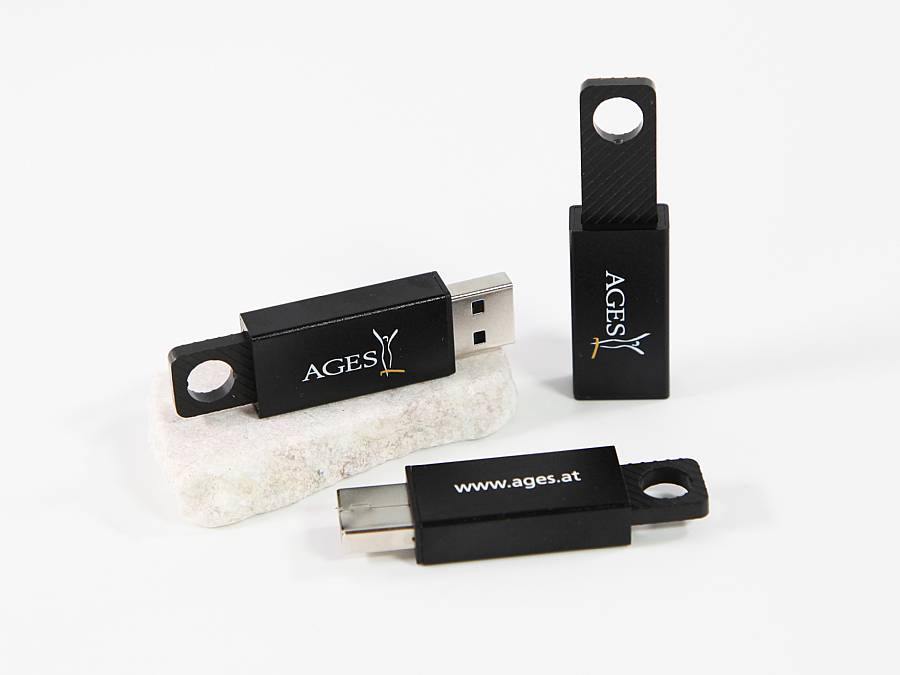USB-Stick in modernem schwarzen Design, mit Platz für individuelle Logo-Drucke und einfacher Handhabung.