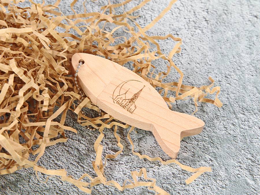 USB-Stick in Fischform aus Holz, dekorativ mit eingraviertem Design und geeignet für individuelle Firmeneinprägungen.