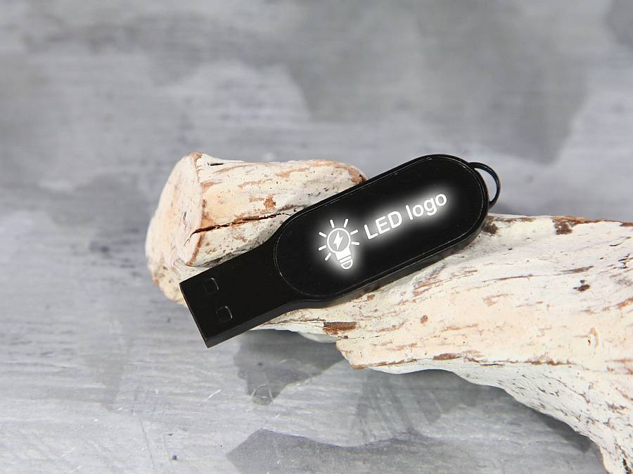 USB-Stick mit elegantem, schwarzem Gehäuse und beleuchtetem Bereich für individuelles Logo. Ideal für Werbezwecke.