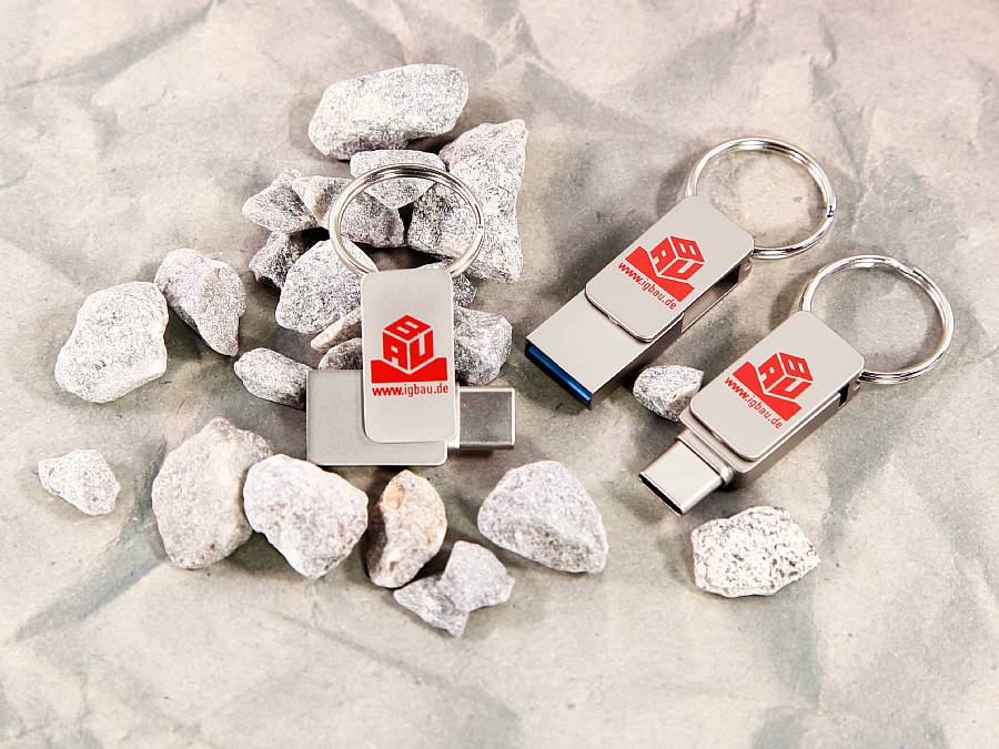 Hochwertiger USB-Stick mit individuellem Logo-Bereich und praktischer Schlüsselanhänger-Funktion.