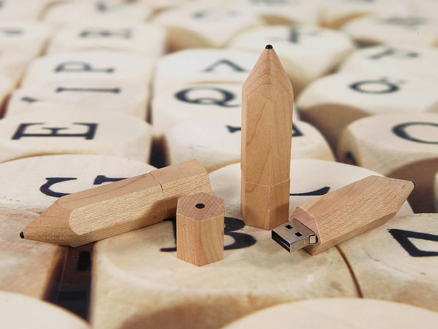 USB-Stick in Form eines Bleistifts aus hellem Holz, ideal für individuelle Werbeaktionen und kreative Markenpräsentationen.